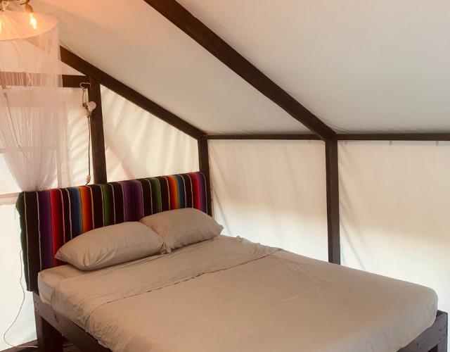 Nos tentes prospecteurs offrent un refuge spacieux et confortable Tentes prospecteurs 2