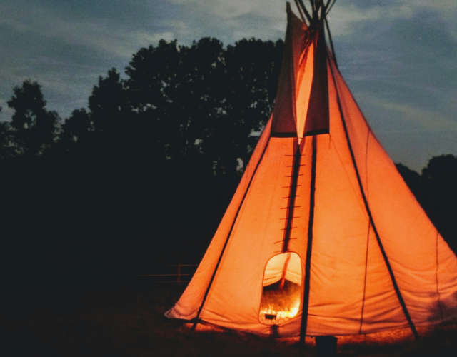 Vivez l’expérience authentique d’un séjour sous un tipi traditionnel Tipi traditionnel 2